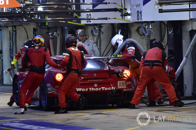 #85 Keating Motorsports Ferrari 488 GTE: Ben Keating, Jeroen Bleekemolen, Luca Stolz, pit stop