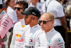 Daniel Ricciardo, Red Bull Racing, Lewis Hamilton, Mercedes AMG F1, et Valtteri Bottas, Mercedes AMG F1, sur la grille pour l'hymne national