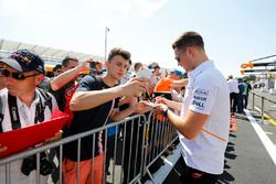 Stoffel Vandoorne, McLaren, signe des autographes et se fait prendre en photo