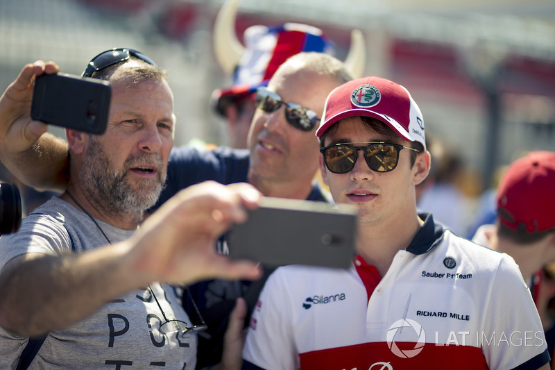 Charles Leclerc, Sauber fans selfie