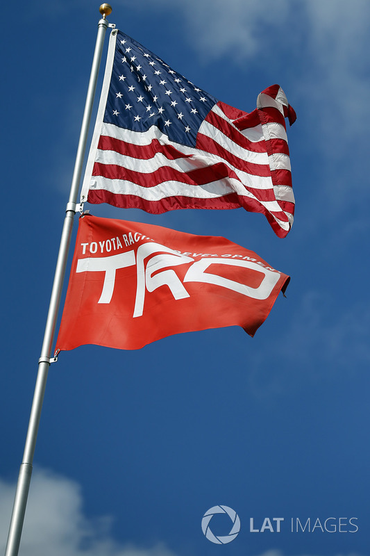 Banderas American y TRD