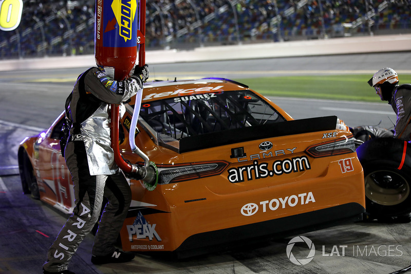 Arrêt au stand pour Daniel Suarez, Joe Gibbs Racing Toyota Camry