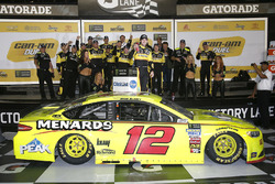 Il vincitore della gara Ryan Blaney, Team Penske, Menards/Peak Ford Fusion festeggia