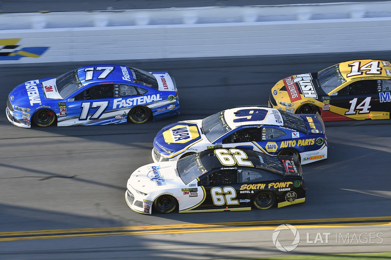 Ricky Stenhouse Jr., Roush Fenway Racing Ford Fusion, Brendan Gaughan, Beard Motorsports Chevrolet Camaro, Chase Elliott, Hendrick Motorsports Chevrolet Camaro, Clint Bowyer, Stewart-Haas Racing, Rush Truck Centers/Mobil 1 Ford