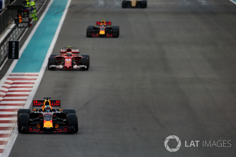 Daniel Ricciardo, Red Bull Racing RB13, Kimi Raikkonen, Ferrari SF70H, y Max Verstappen, Red Bull Racing RB13