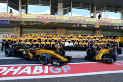 Carlos Sainz Jr., Renault Sport F1 Team et Nico Hulkenberg, Renault Sport F1 Team à la photo d'équipe