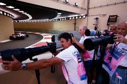 Esteban Ocon, Sahara Force India F1 VJM10, pasa a los fotógrafos