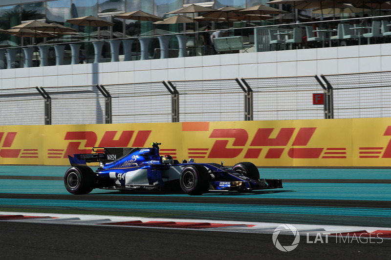 Pascal Wehrlein, Sauber C36 runs wide