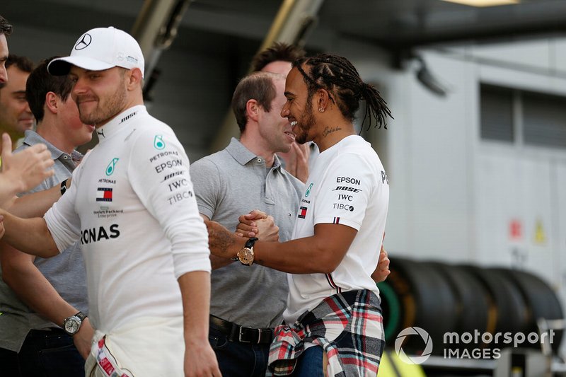 Ganador Lewis Hamilton, Mercedes AMG F1, celebra con el equipo Mercedes y Valtteri Bottas, Mercedes AMG F1