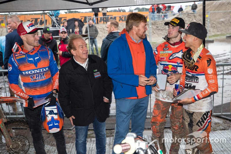 Willem-Alexander, re dei Paesi Bassi, e Lee van Dam, LdP, incontrano Calvin Vlaanderen, Jeffrey Herlings e Glenn Coldenhoff del TeamNL