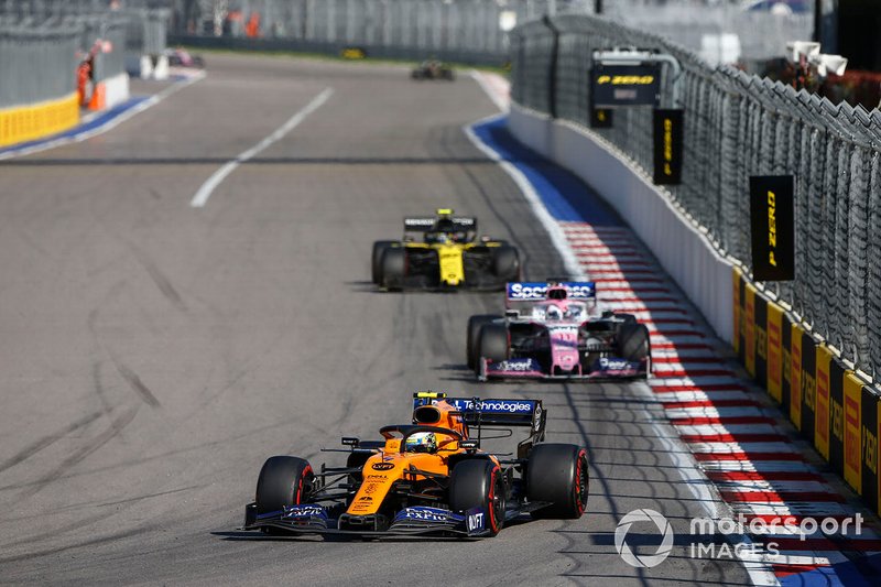 Lando Norris, McLaren MCL34, devant Sergio Perez, Racing Point RP19, et Nico Hulkenberg, Renault F1 Team R.S. 19