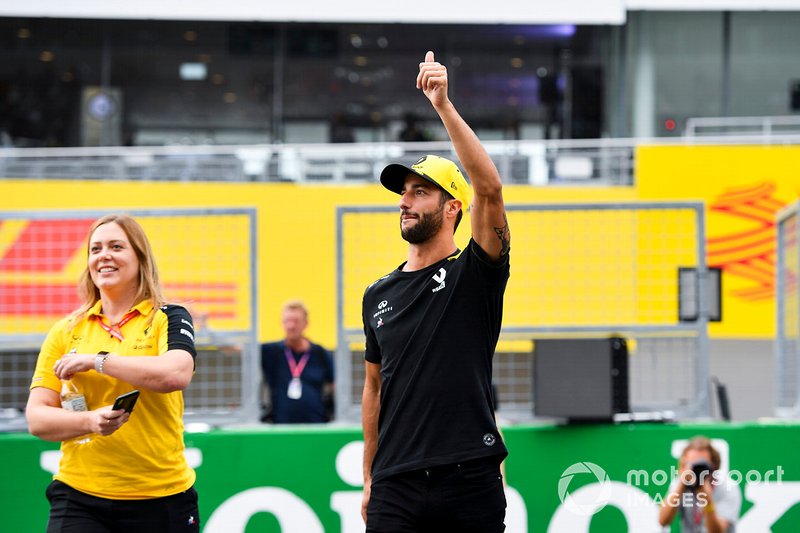 Daniel Ricciardo, Renault F1 Team waves to fans