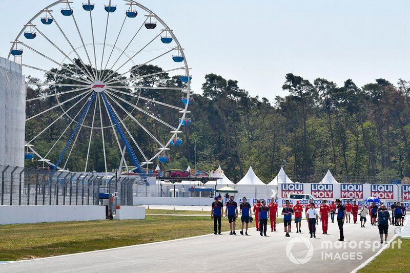 Daniil Kvyat, Toro Rosso et Naoki Yamamoto font un trackwalk avec leurs mécaniciens