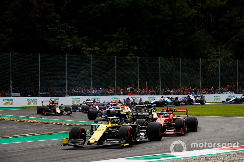 Nico Hulkenberg, Renault F1 Team R.S. 19, lidera Sebastian Vettel, Ferrari SF90, Daniel Ricciardo, Renault F1 Team R.S.19, Lance Stroll, Racing Point RP19, Carlos Sainz Jr. y McLaren MCL34, y el resto del campo en la salida