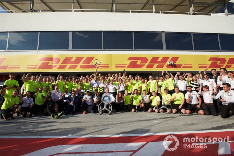 Ganador Lewis Hamilton, Mercedes AMG F1 celebra con el equipo Mercedes