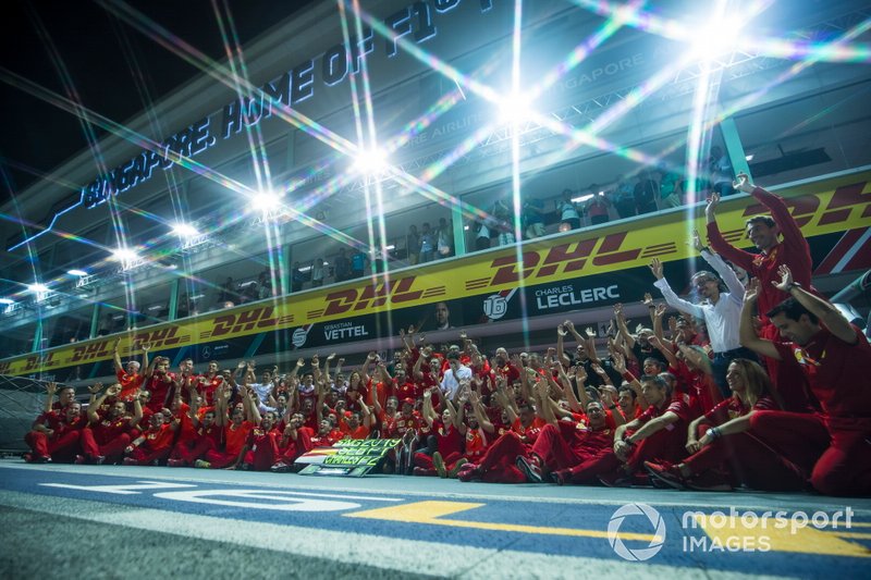 El ganador de la carrera Sebastian Vettel, Ferrari posa para una fotografía con el equipo