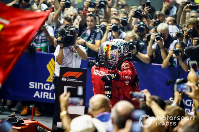 El ganador de la carrera Sebastian Vettel, Ferrari y Charles Leclerc, Ferrari celebran en el Parc Ferme