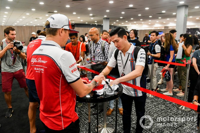 Kimi Raikkonen, Alfa Romeo Racing signs an autograph for a fan