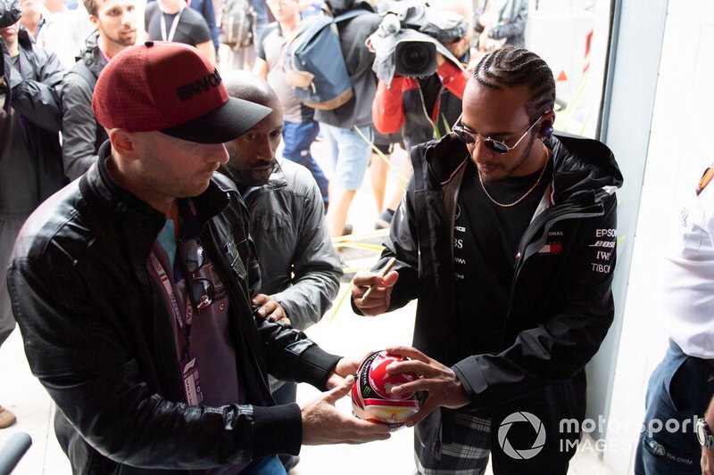 Lewis Hamilton, Mercedes AMG F1, firma autógrafos