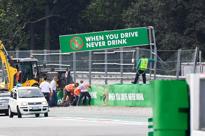 Crash barrier repairs after the crash of Alex Peroni, Campos Racing
