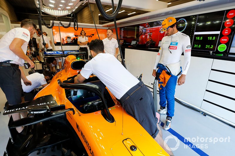 Carlos Sainz Jr., McLaren, con sus mecánicos junto al McLaren MCL34
