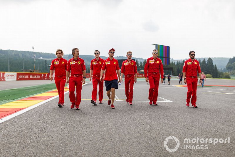 Sebastian Vettel, Ferrari, cammina sulla pista con i colleghi