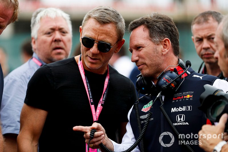 Daniel Craig, actor y Christian Horner, director de equipo, Red Bull Racing on the grid
