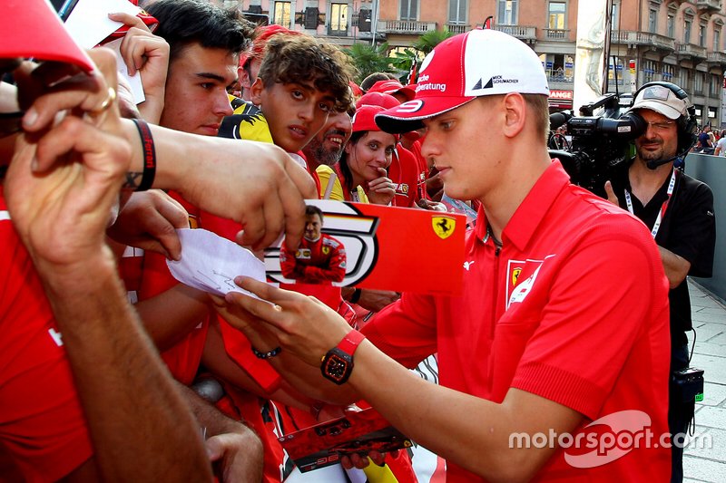 Mick Schumacher con fans