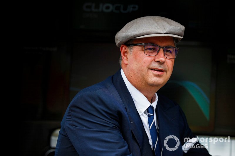 Ron Meadows, Director Deportivo, Mercedes AMG, en la pared del pit