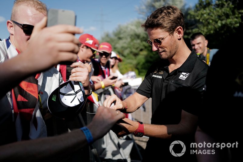 Romain Grosjean, Haas F1, signe des autographes