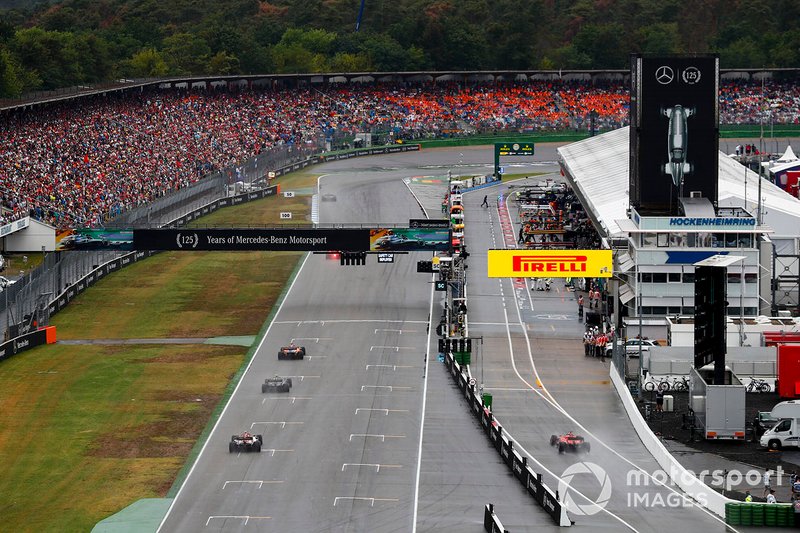 Carlos Sainz Jr., McLaren MCL34, Kevin Magnussen, Haas F1 Team VF-19, Antonio Giovinazzi, Alfa Romeo Racing C38