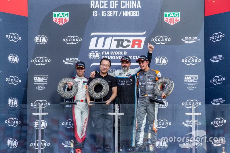 Podio: El ganador de la carrera Yvan Muller, Cyan Racing Lynk & Co 03 TCR, segundo puesto Ma Qing Hua, Team Mulsanne Alfa Romeo Giulietta TCR, tercer puesto Mikel Azcona, PWR Racing CUPRA TCR