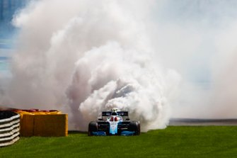 Robert Kubica, Williams Racing FW42, yangini sondurmeye yardim ediyor