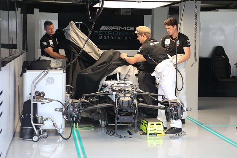 Mercedes AMG W10 en el box