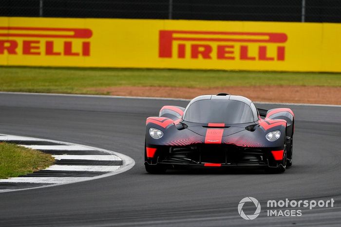 Un Aston Martin Valkyrie conduce algunas vueltas