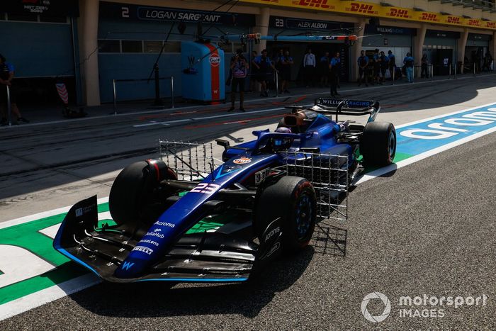 Alex Albon, Williams FW45, en boxes