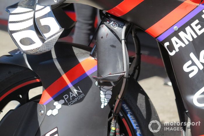 Alerones montados en la moto del Aprilia Racing Team