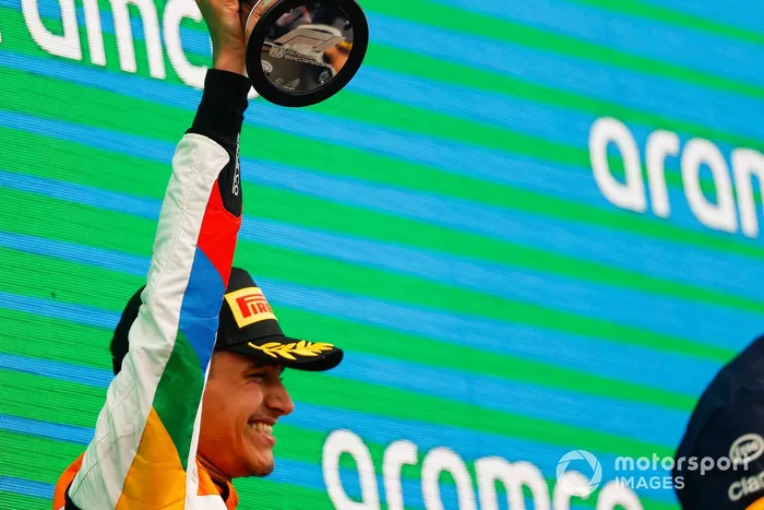 Lando Norris, McLaren, 2ª posición, levanta su trofeo
