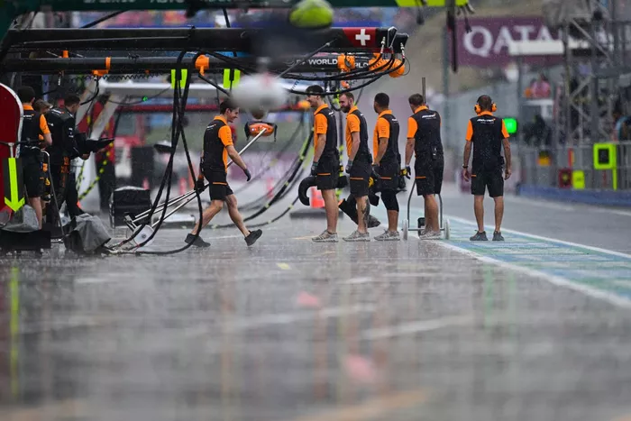 El equipo de McLaren en boxes durante la FP1