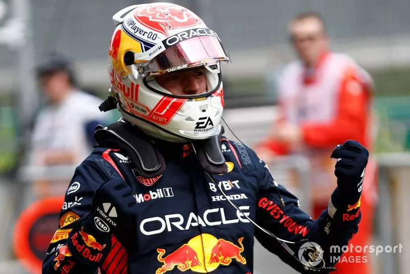 Max Verstappen, Red Bull Racing RB19, festeggia in Parc Ferme dopo aver ottenuto la pole position 