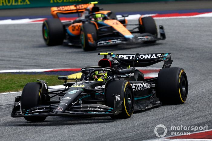 Lewis Hamilton, Mercedes F1 W14, Lando Norris, McLaren MCL60