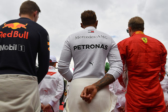 Max Verstappen, Red Bull Racing, Lewis Hamilton, Mercedes AMG F1 en Kimi Raikkonen, Ferrari op de grid