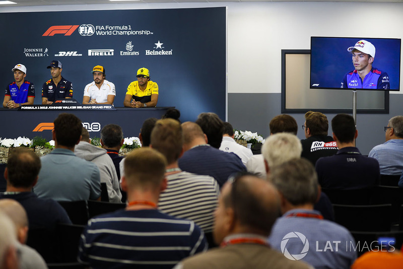 Pierre Gasly, Toro Rosso, Daniel Ricciardo, Red Bull Racing, Fernando Alonso, McLaren, y Carlos Sainz Jr., Renault Sport F1 Team, en rueda de prensa