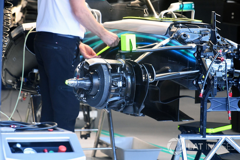 Mercedes AMG F1 W09 front wheel hub