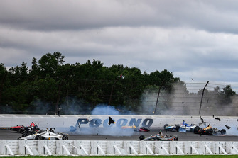 Crash: Robert Wickens, Schmidt Peterson Motorsports Honda, Takuma Sato, Rahal Letterman Lanigan Racing Honda, James Hinchcliffe, Schmidt Peterson Motorsports Honda