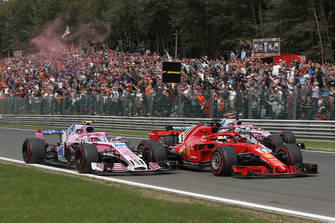 Esteban Ocon, Racing Point Force India VJM11, Sebastian Vettel, Ferrari SF71H, Lewis Hamilton, Mercedes AMG F1 W09 and Sergio Perez, Racing Point Force India VJM11 on lap 1