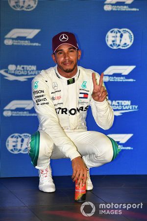 Il poleman Lewis Hamilton, Mercedes AMG F1, festeggia nel parco chiuso