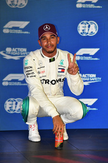 Il poleman Lewis Hamilton, Mercedes AMG F1, festeggia nel parco chiuso