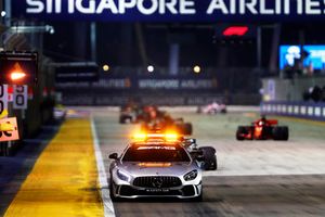 La Safety Car davanti a Lewis Hamilton, Mercedes AMG F1 W09 EQ Power+