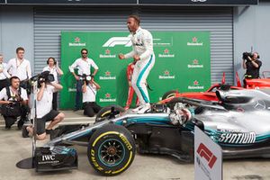 Lewis Hamilton, Mercedes AMG F1, fête sa victoire dans le Parc Fermé